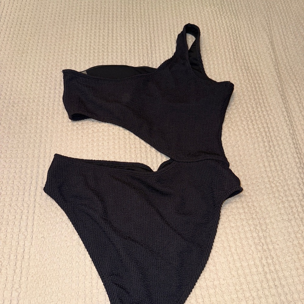 Black One-Shoulder Swimsuit